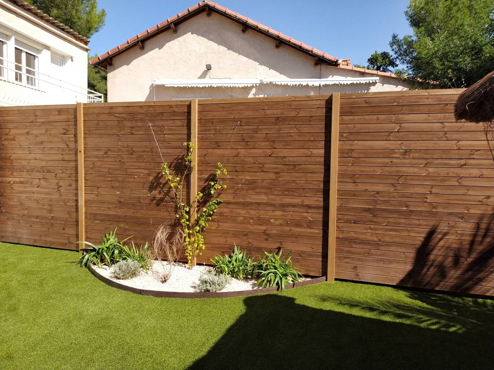Un petit parterre fleuri avec paillage minéral à Marseille