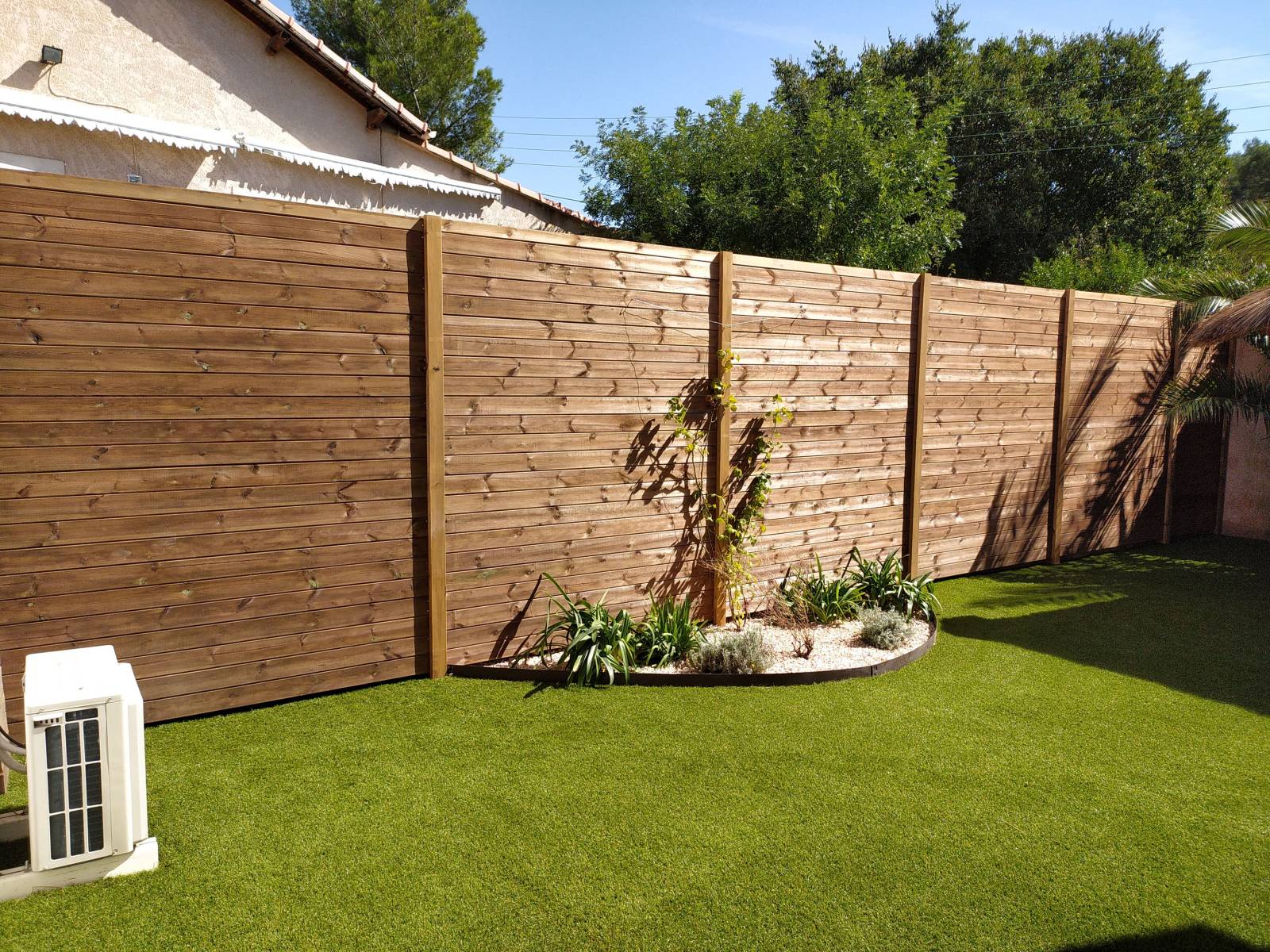 Une belle palissade en bous pour réaménager ce petit jardin à Marseille