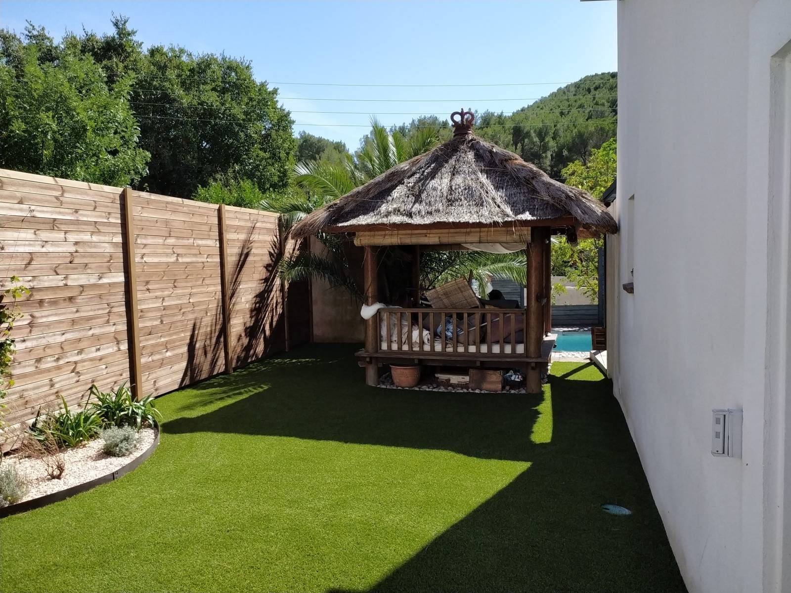 Une pallissade en bois pour remplacer une haie a Marseille