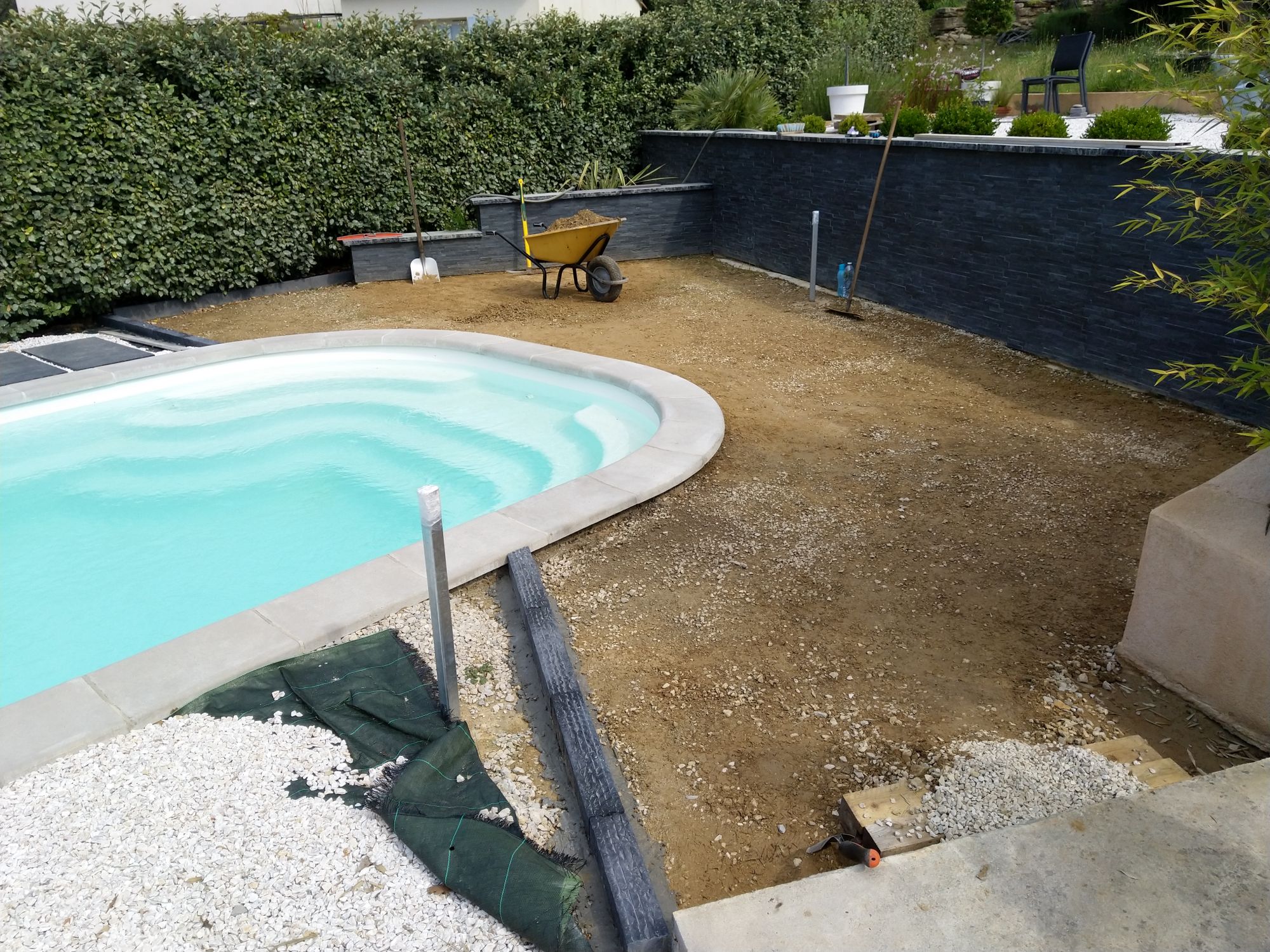 Décapage du sol en vue d'une pose de pelouse synthétique dans le Var