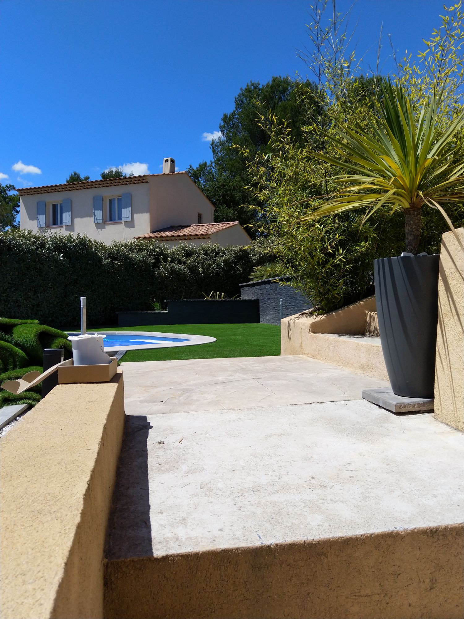 Pelouse synthétique plaquée à Pourrières dans le Var