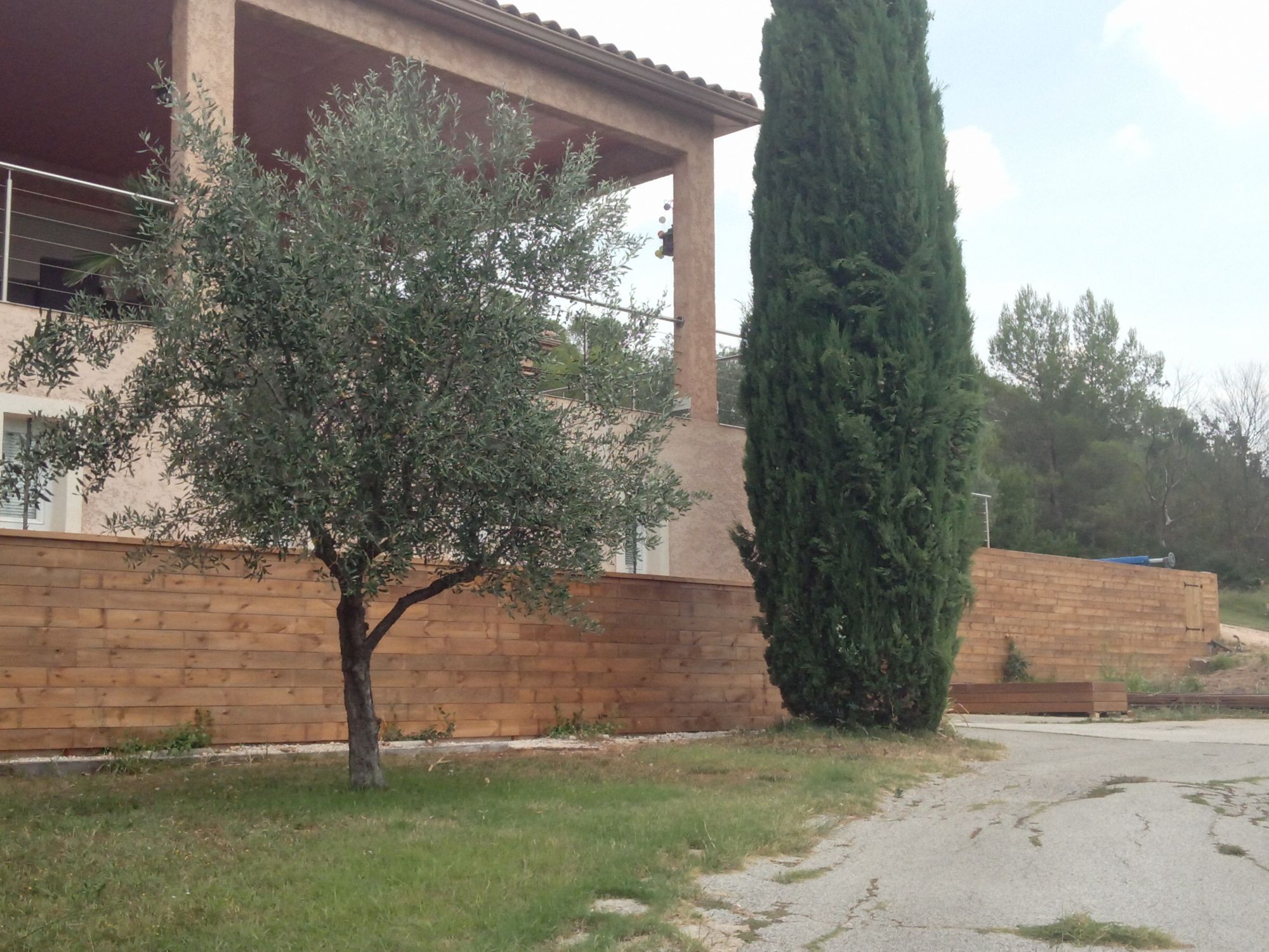 Bardage bois sur mur sous-sol maison à Brignoles