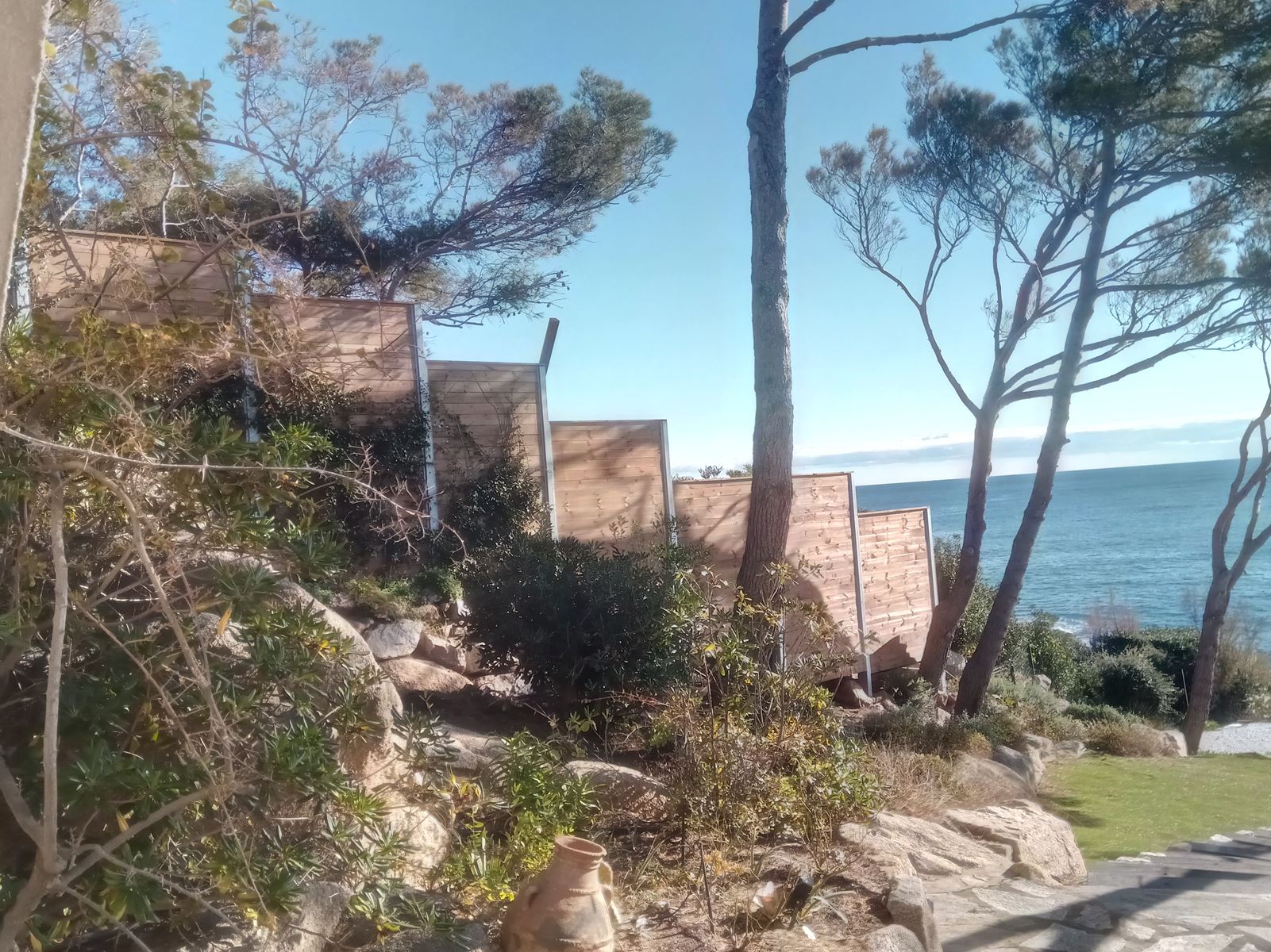Clôture palissade bois dans le Var