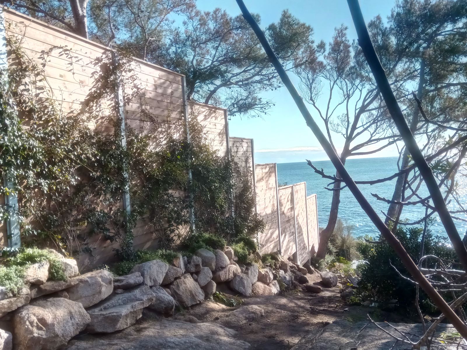 Palissade bois en bord de mer dans le Var