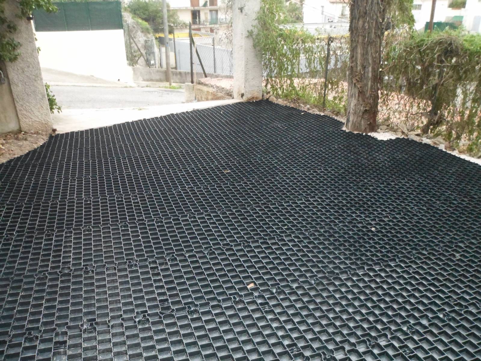 Dalles Gravel grid posées sur un parking en vue de sa stabilisation à Marseille