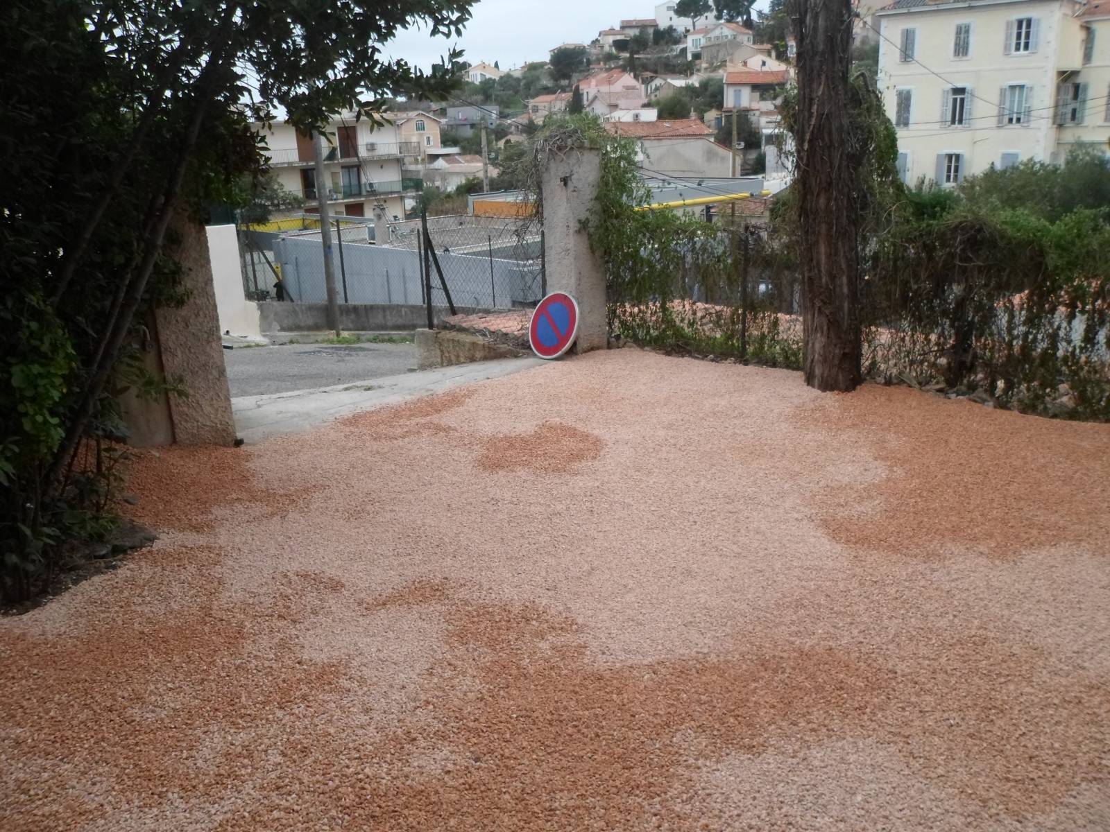 Parking stabilisé aec du gravier marbré rose à Marseille