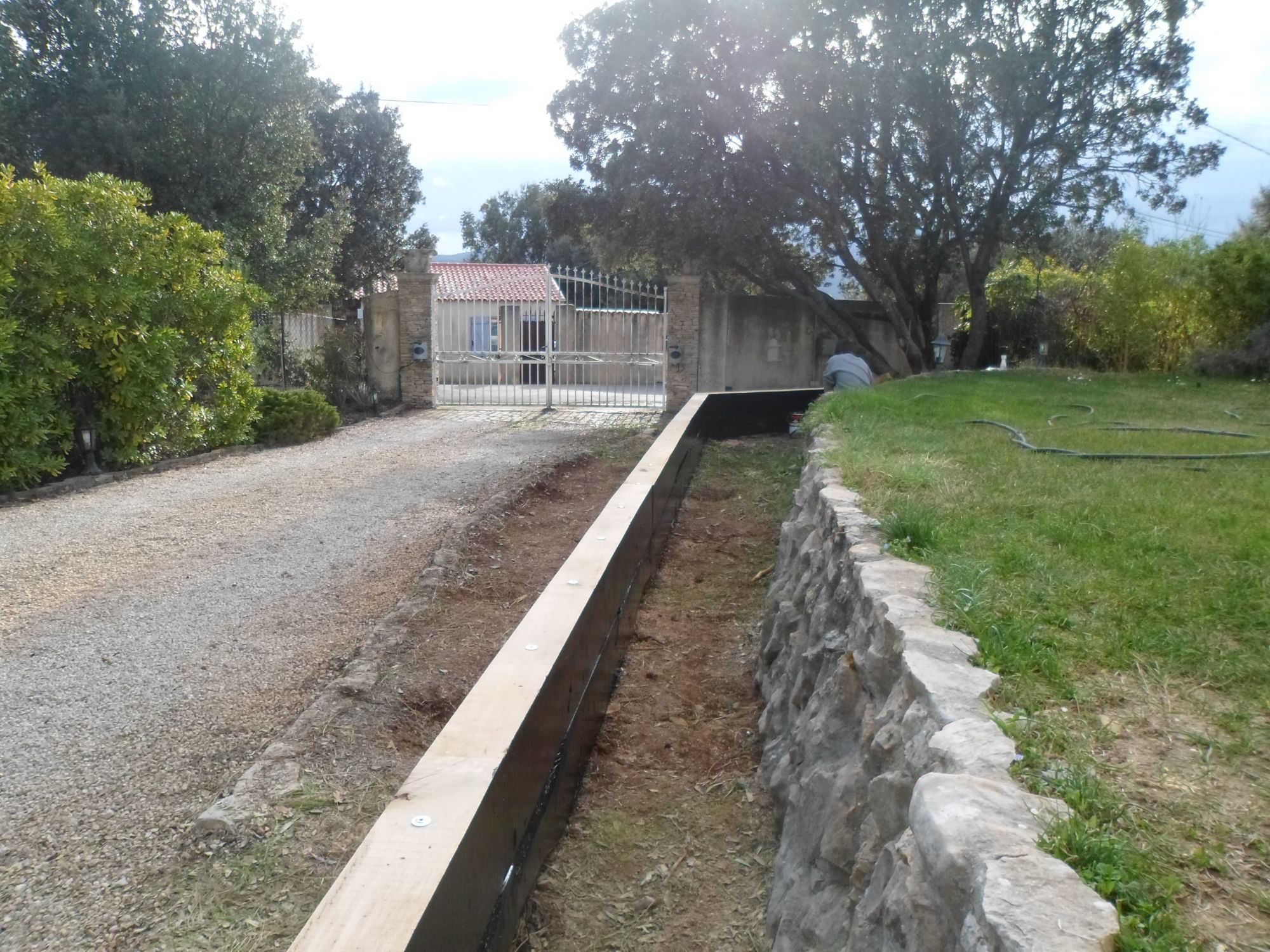 Création d'une jardinière en traverse paysagère a saint maximin