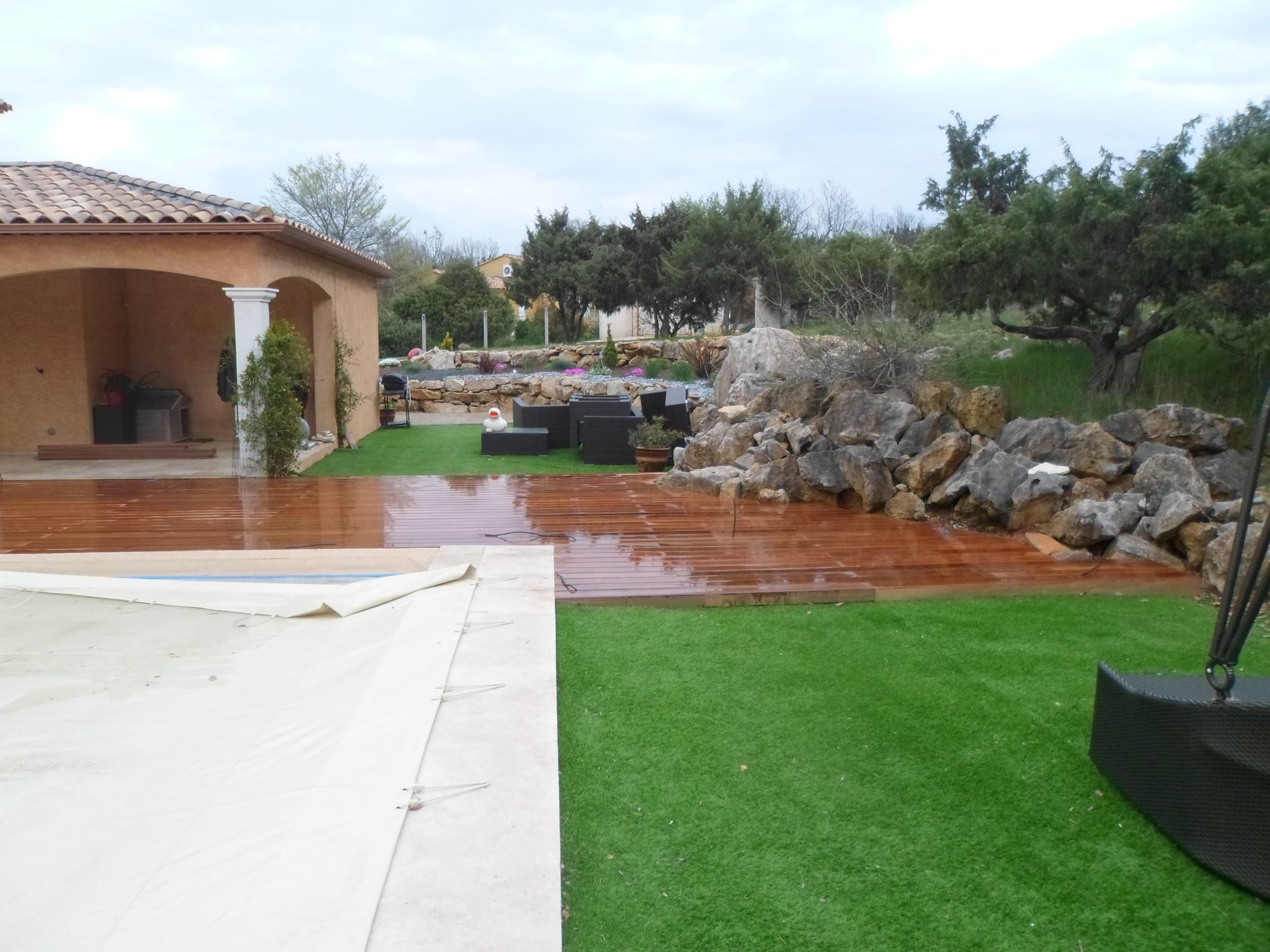 Plage en bois et gazon synthétique dans le var