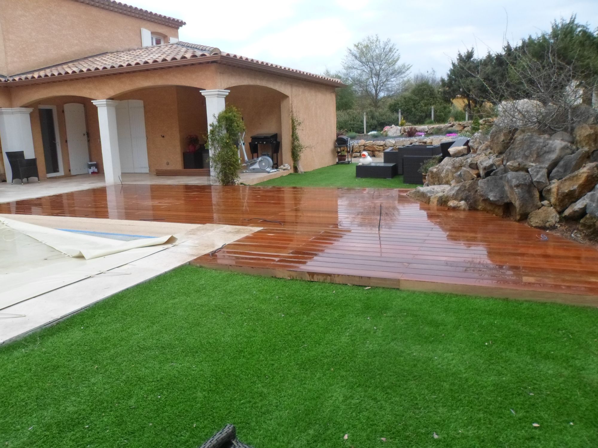 Plage de piscine en bois à La Verdière dans la Var