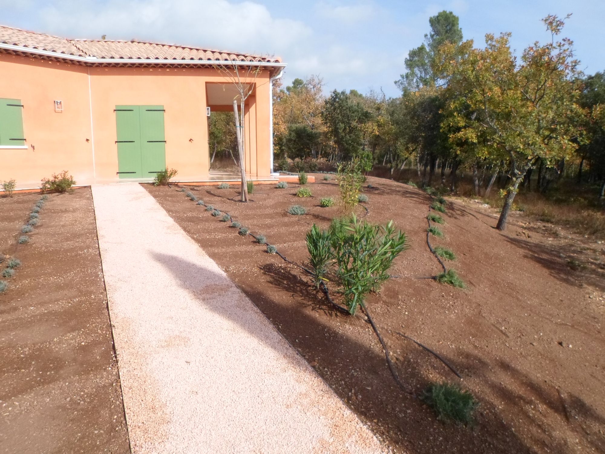 Cheminement handicapé dans un jardin du var