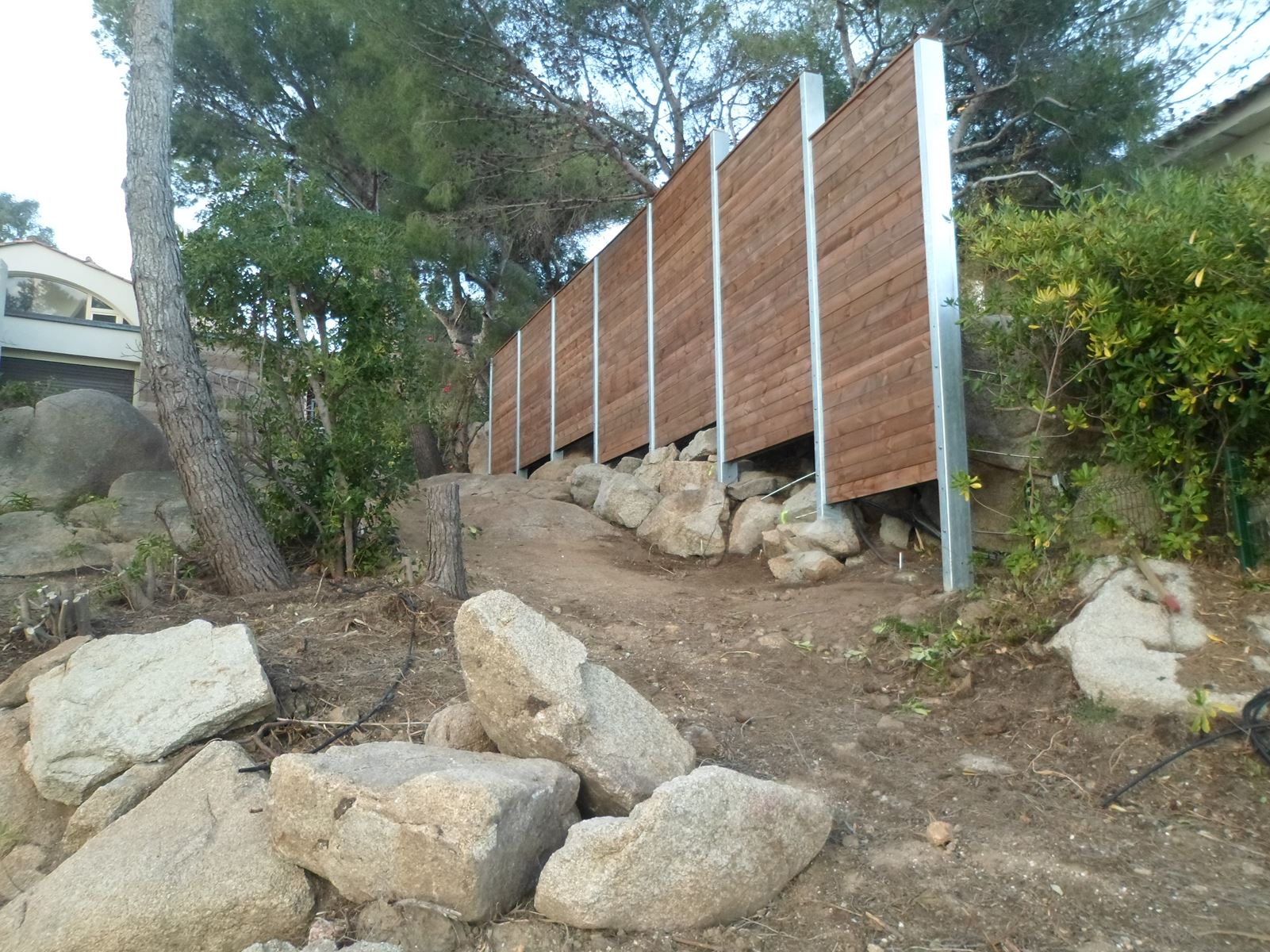 Palissade bois avec poteau acier galvanisé dans le Var