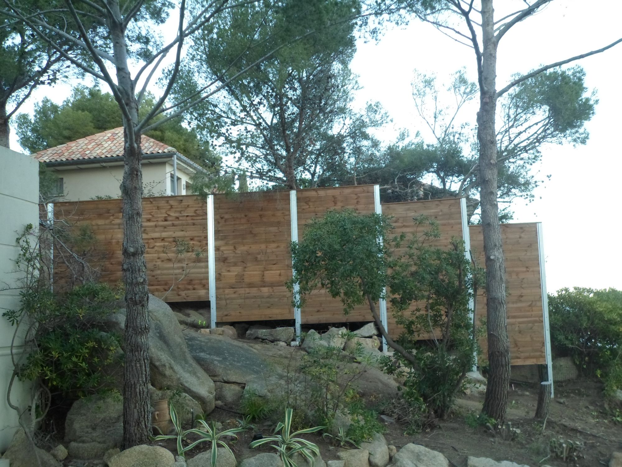 Palissade bois cache vue dans le Var