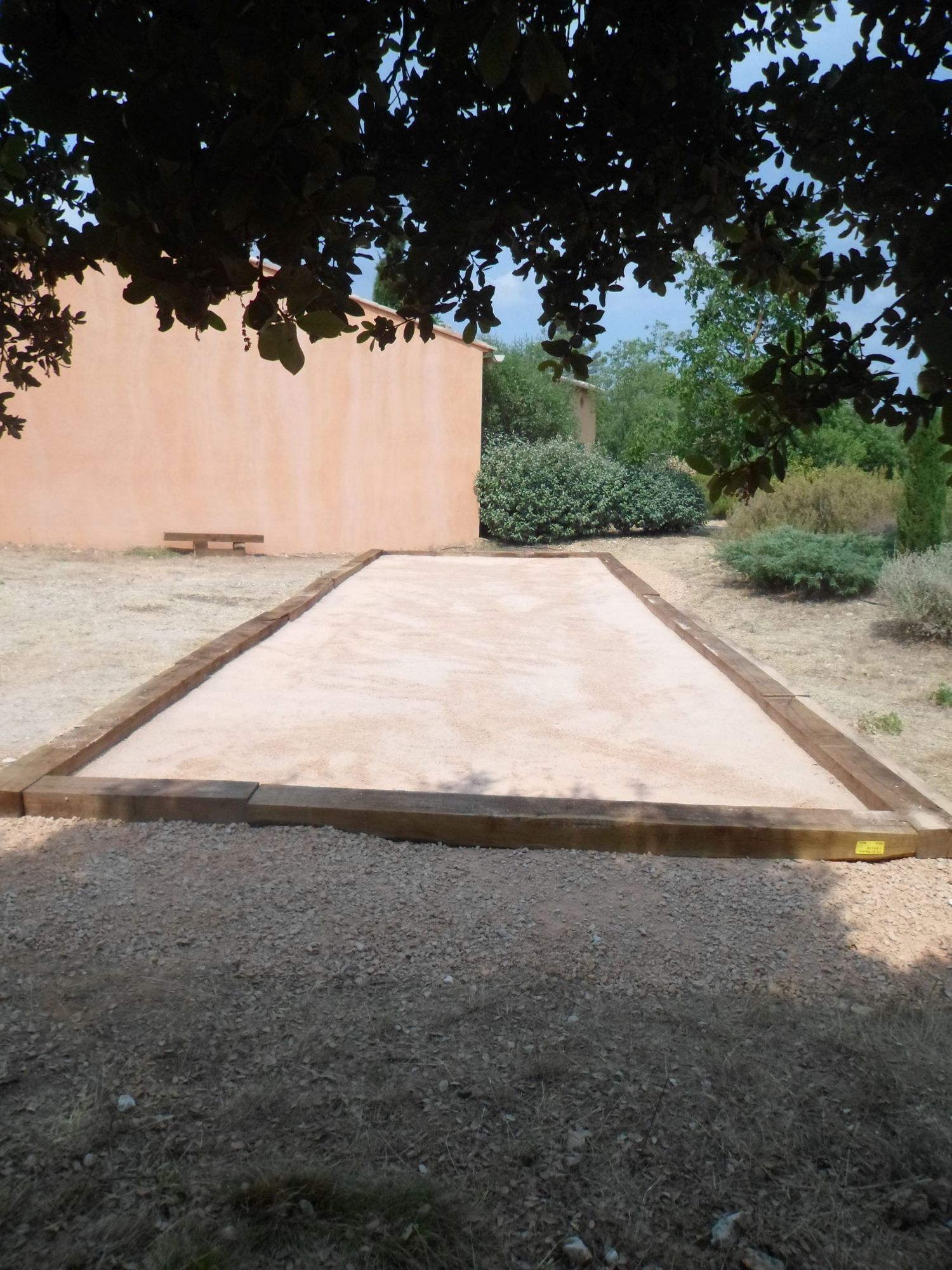 Terrain de pétanque avec un coin d'ombre dans le Var