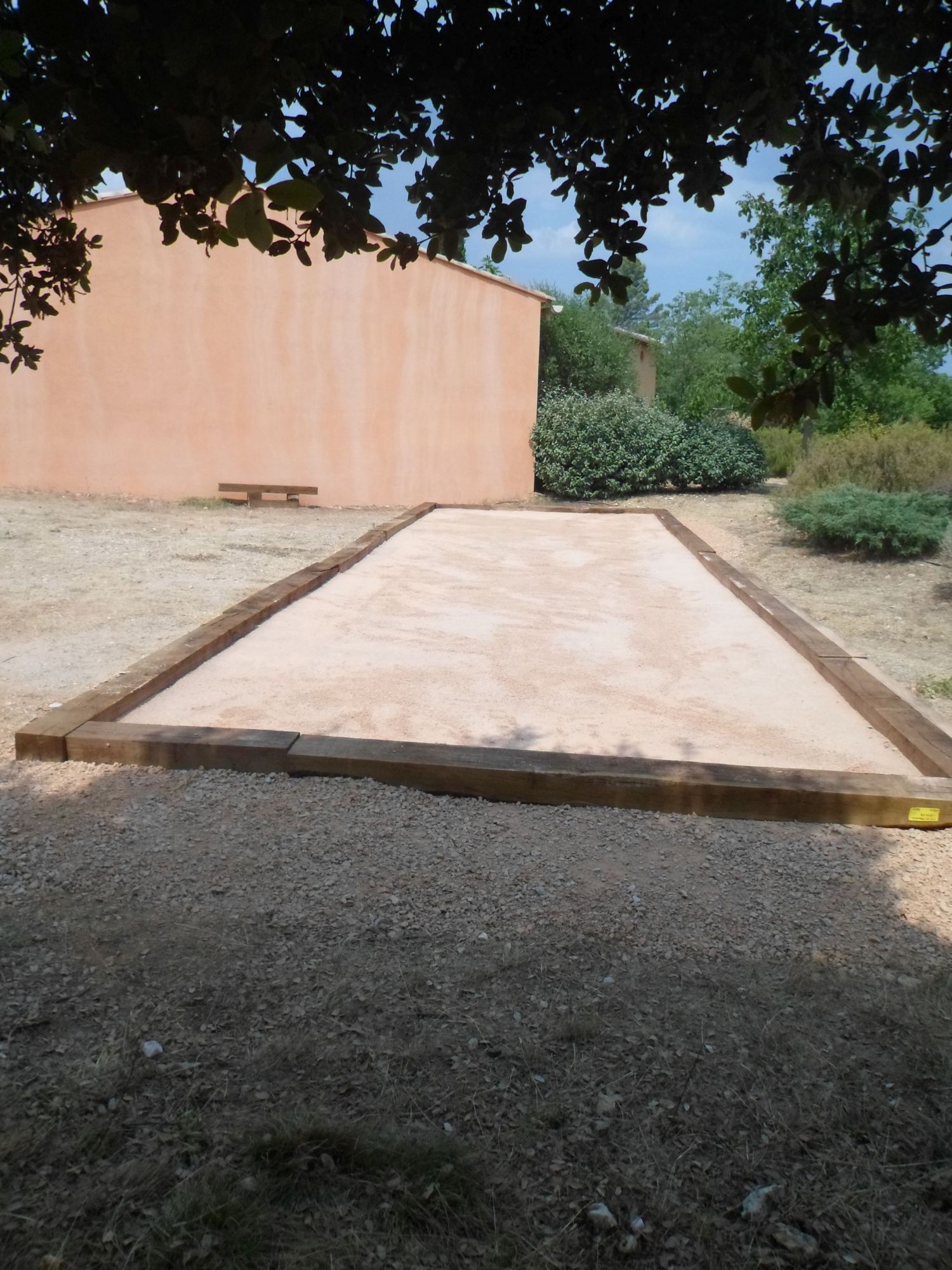 Terrain jeu de boule avec un coin ombragé en provence
