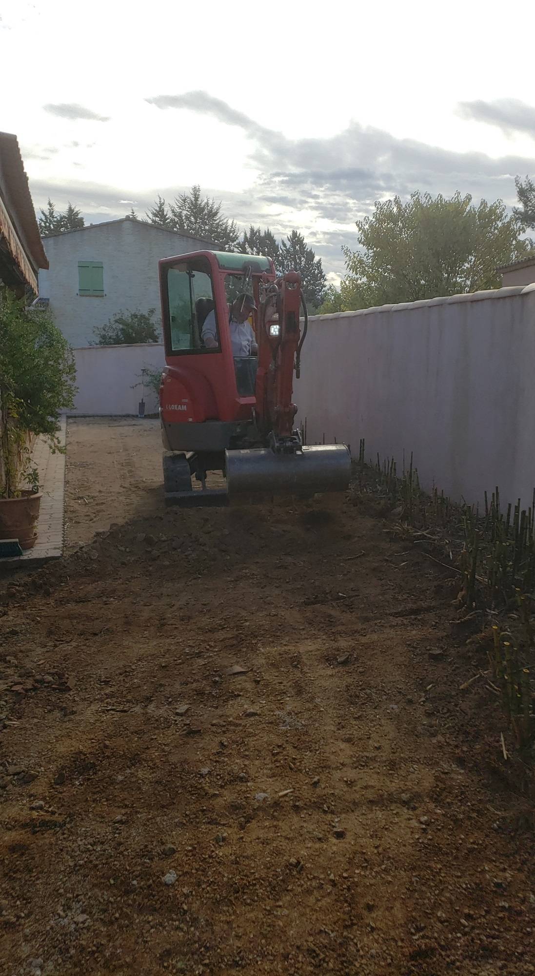 Décapage à la minipelle des rhizomes de bambous à St Maximin la Ste Baume