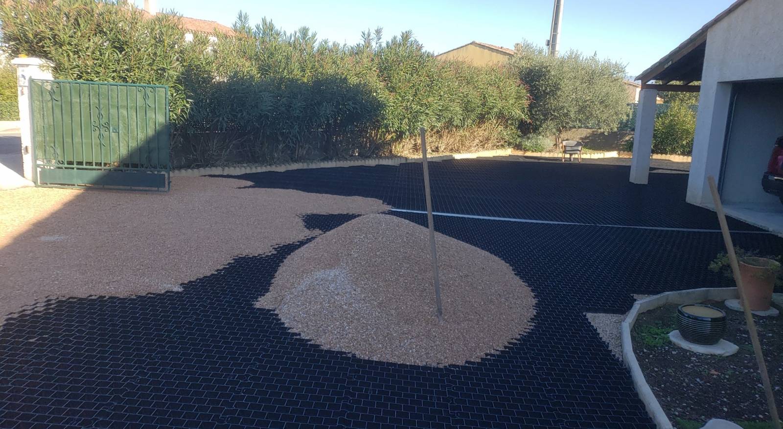 Remplissage des dalles de stabilisation de parking