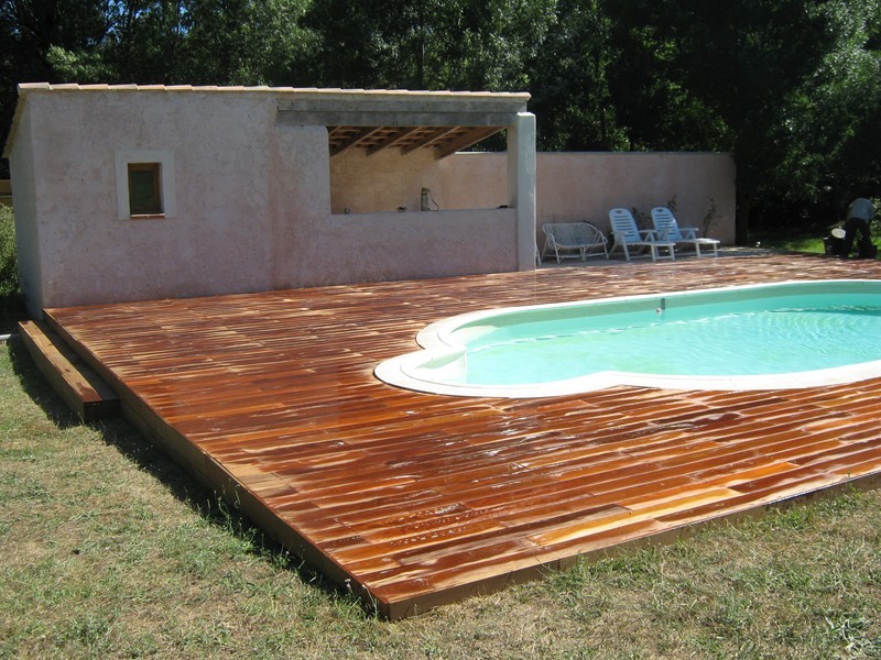 Plage de piscine bois exotique dans le var