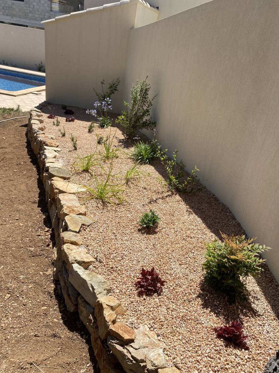 Joli massif avec pailli minéral blanc rose à St Maximin la Ste Baume