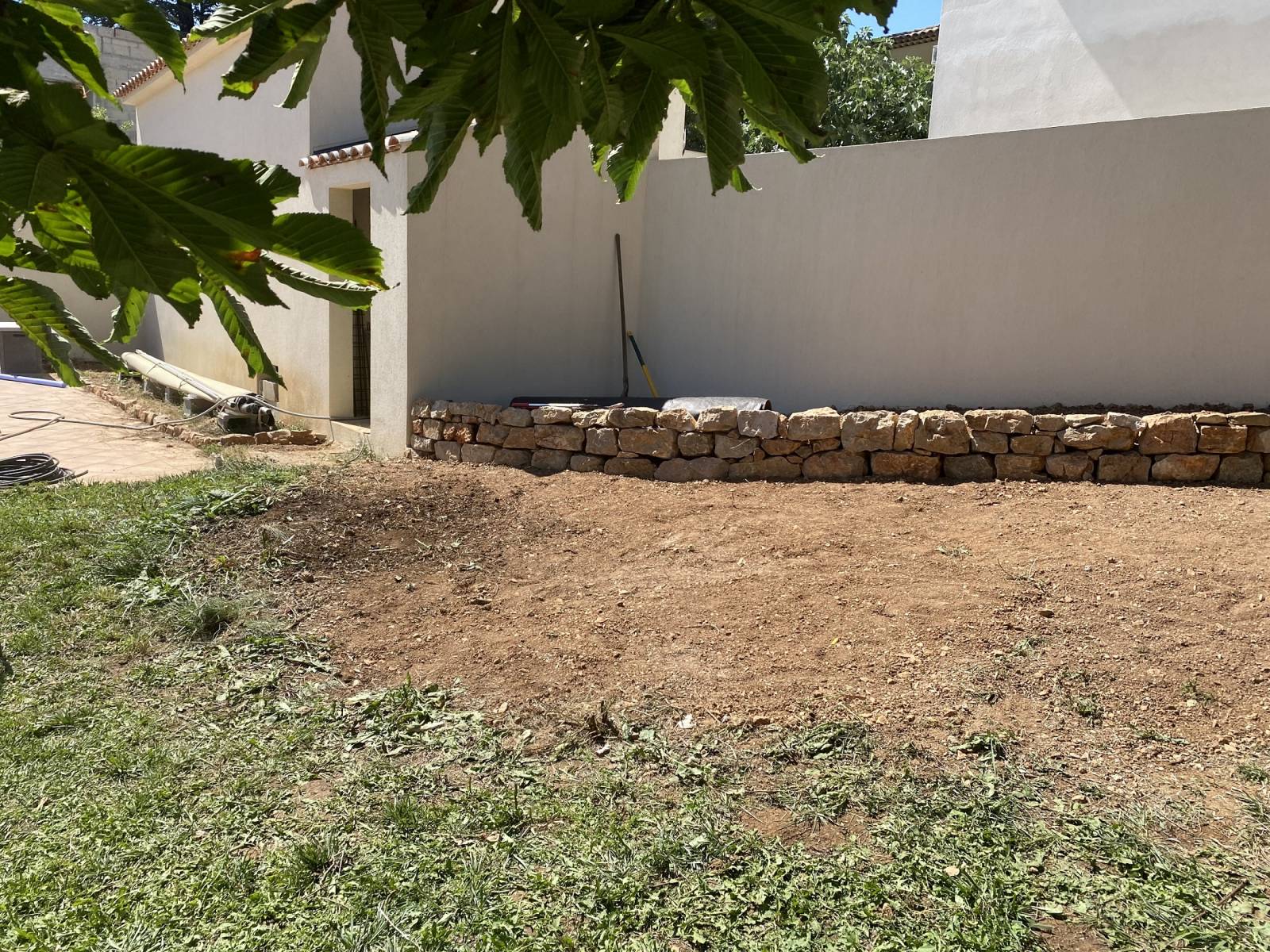 Création d'un massif avec des pierres et des végétaux à St Maximin la Ste Baume