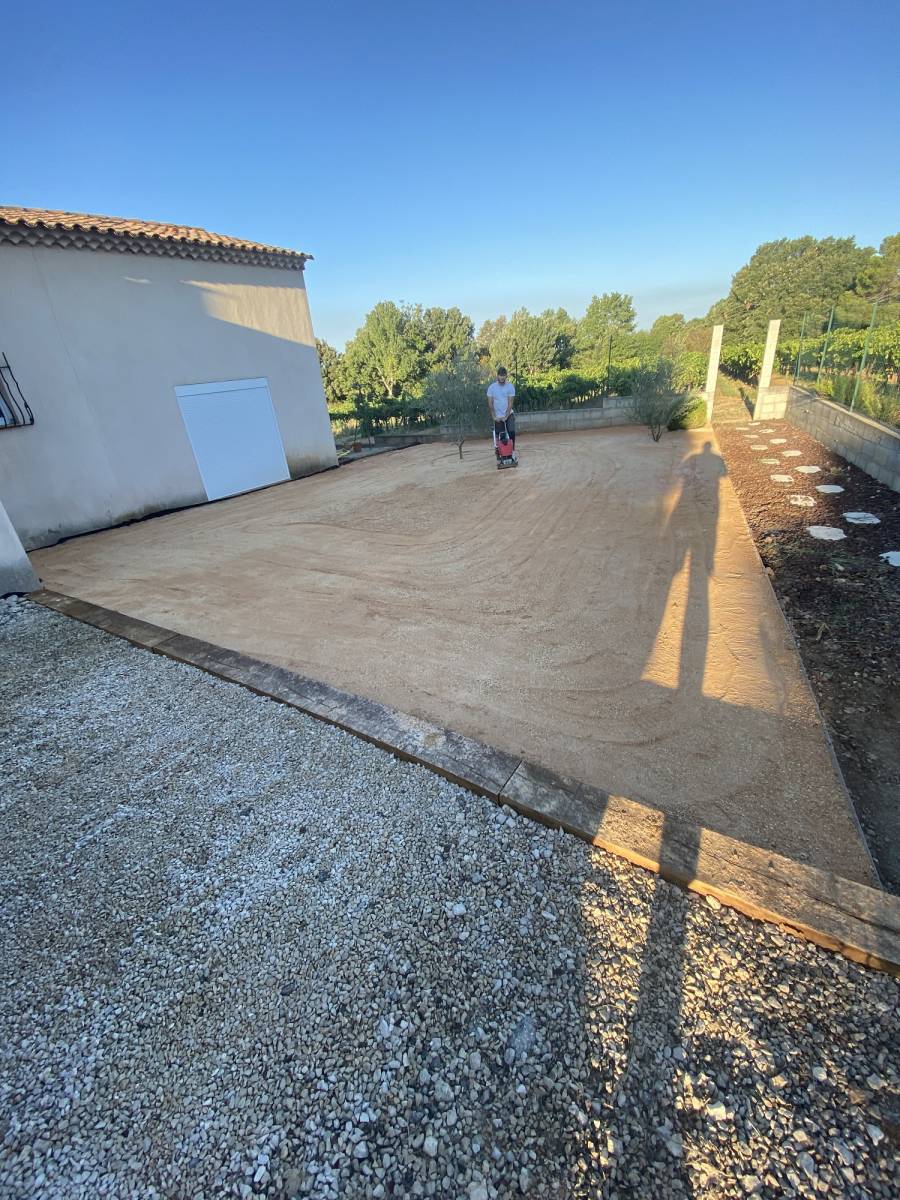 Préparation compactage du sable, servant de sous couche à Pourrières