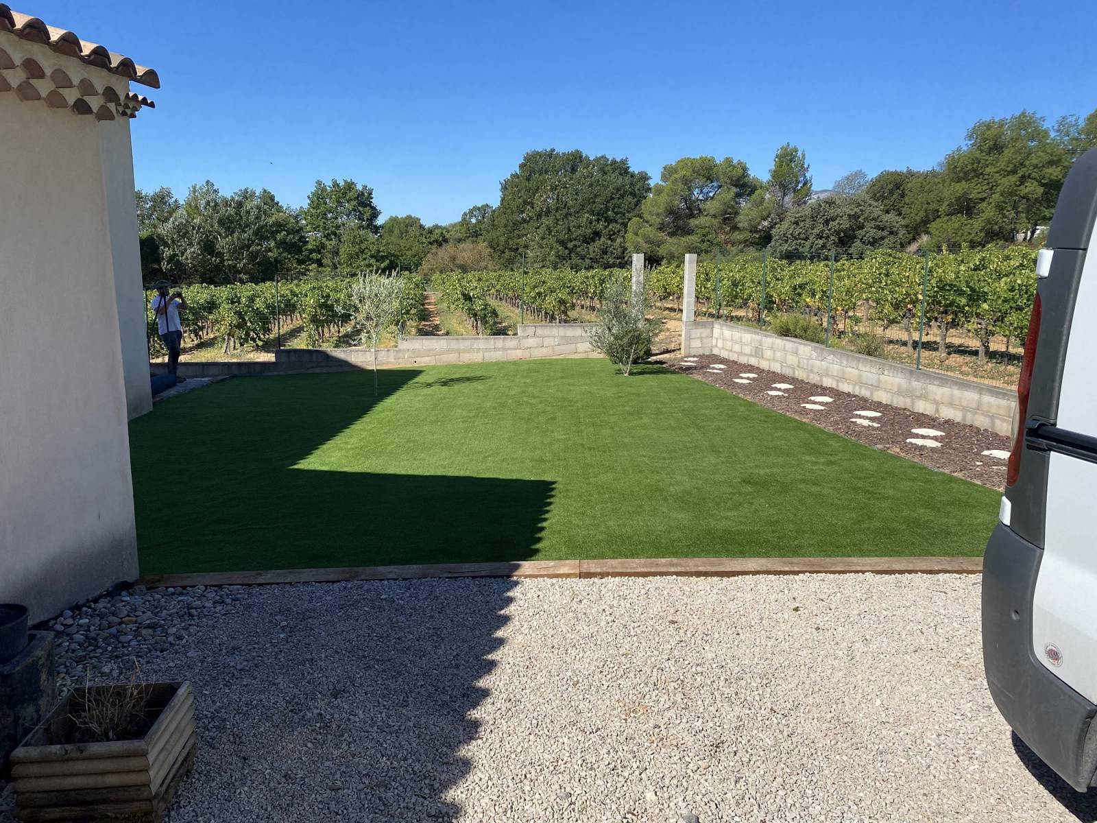 gazon synthétique Royal Grass® Aura 30 mm avec V-Shape posé dans le Var