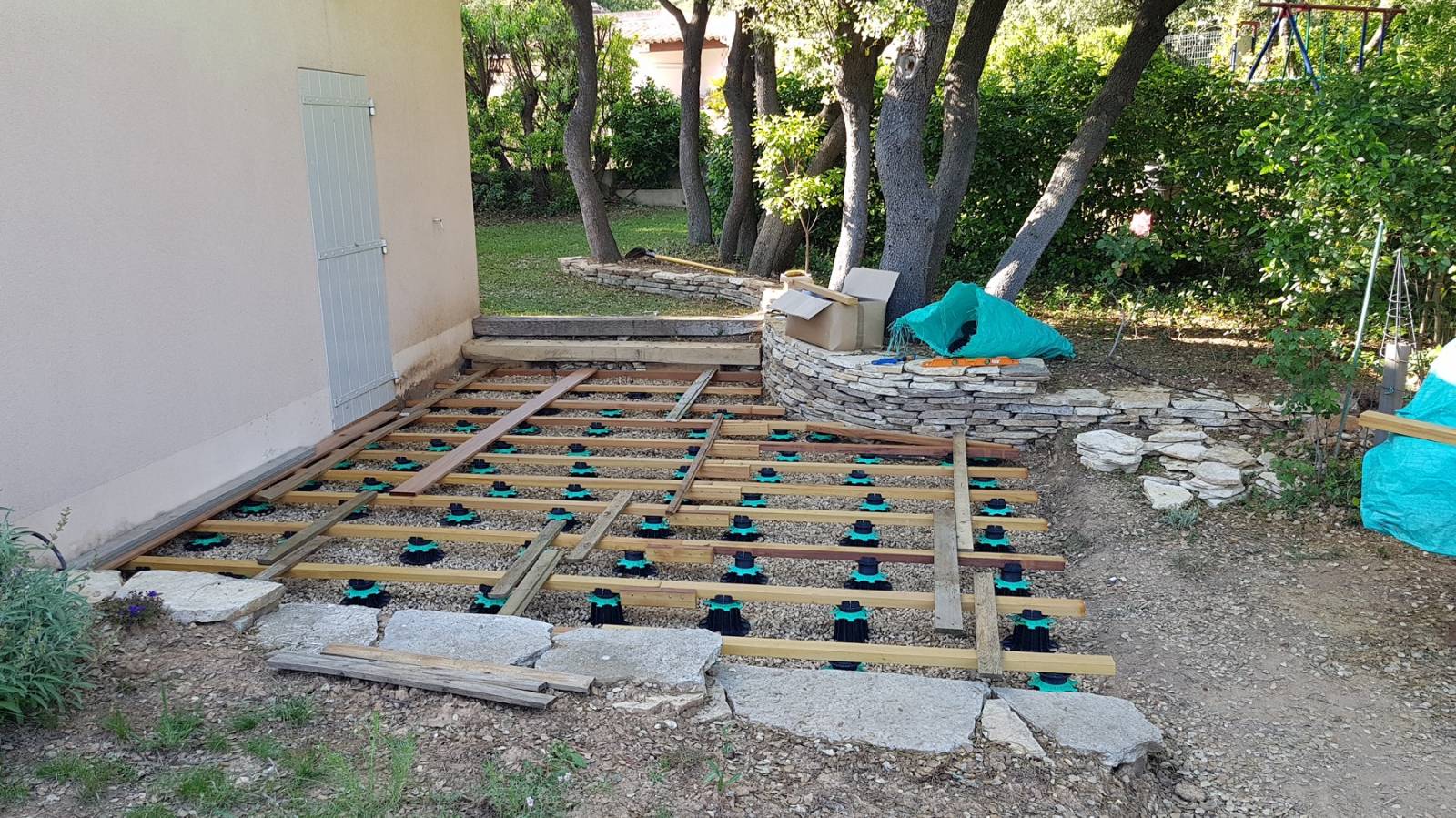 Pose terrasse bois sur plots réglables