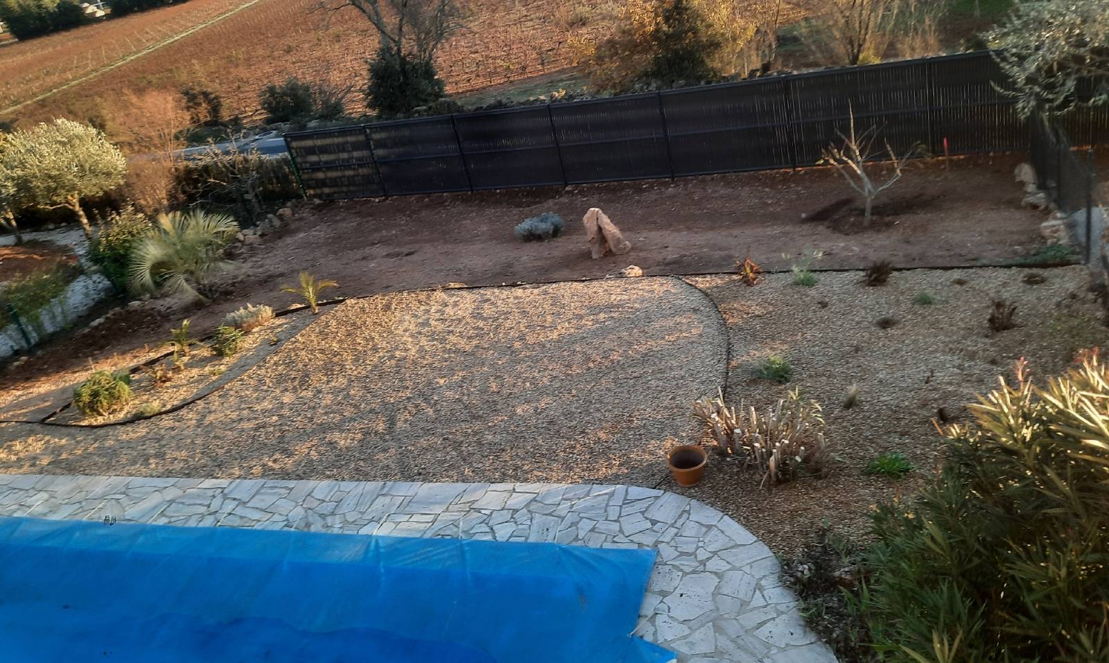 Plage de piscine en galets roulés jaunes à Carces