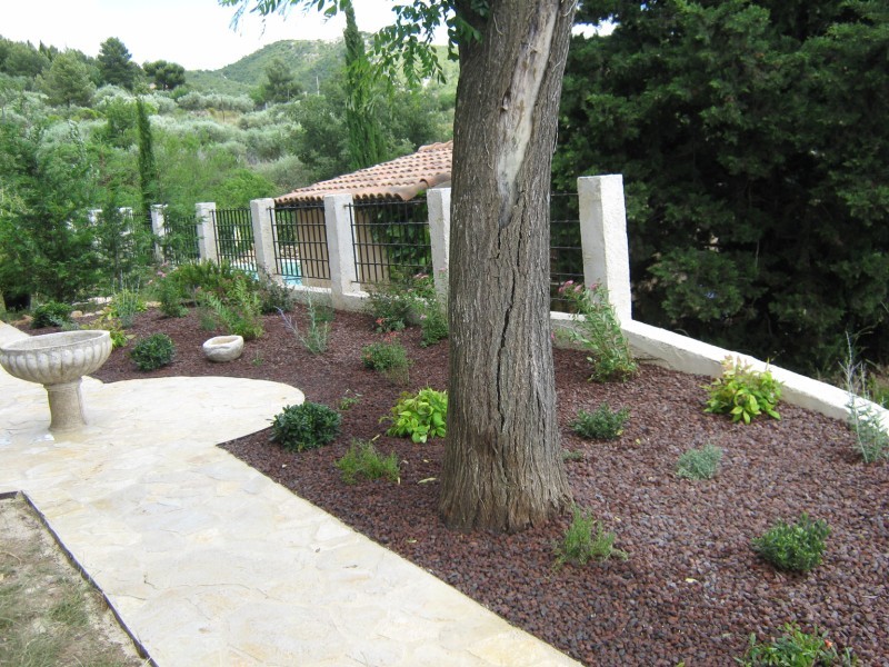 Platebande avec des vivaces a St zacharie dans le Var