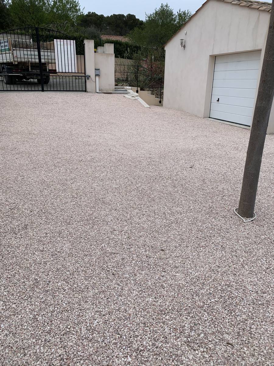 parking stabilisé à Pourrières dans le Vra