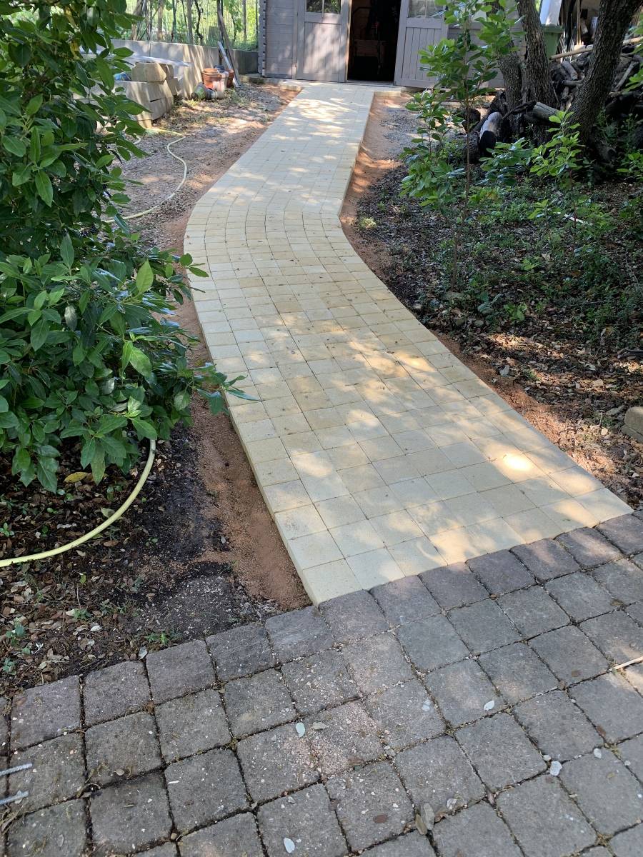 Allée avec des pavés carrés carrossable à St Maximin