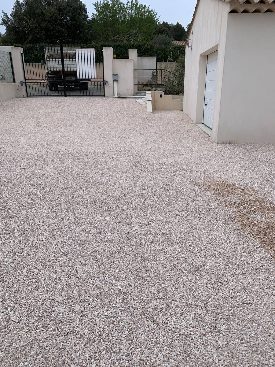 Parking à Pourrières dans le Var stabilisé par JADE Espaces Verts