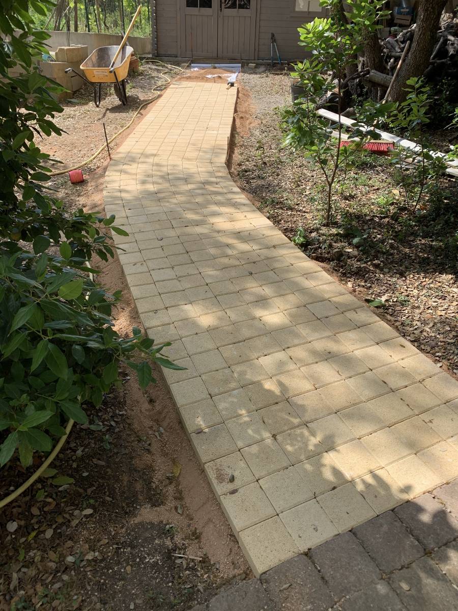 Une allée en pavé pour rentrer sa moto à St Maximin