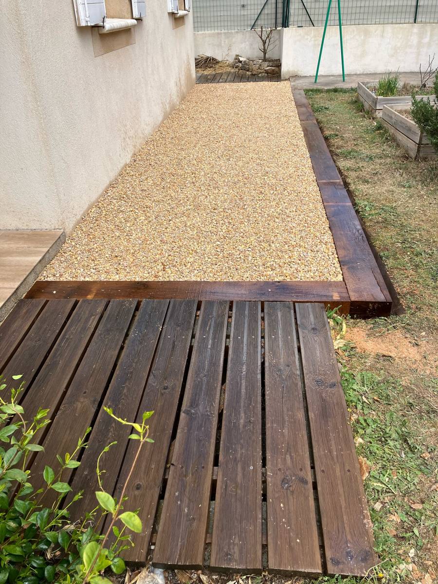 Un beau passage pieton stabilisé facile à rouler dans le Var