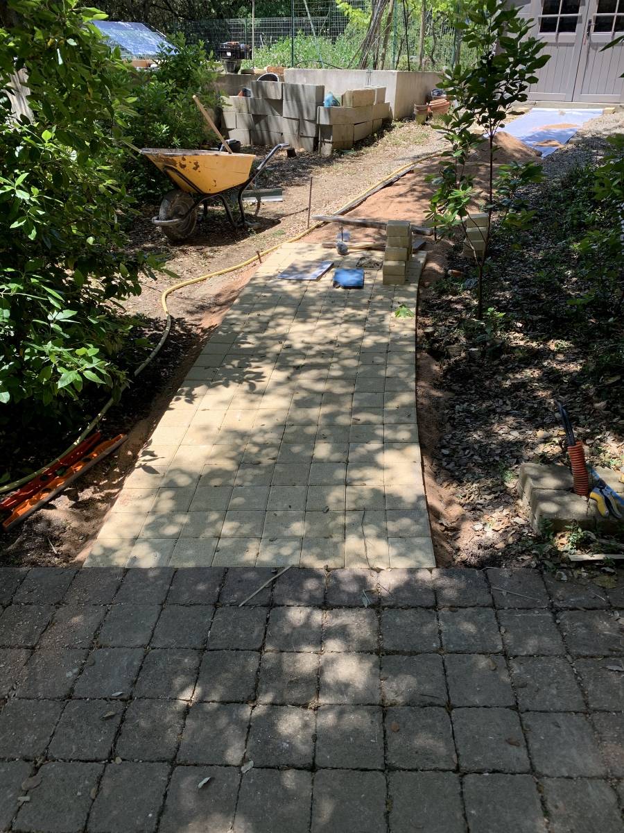 Une belle allée en pavés carrés