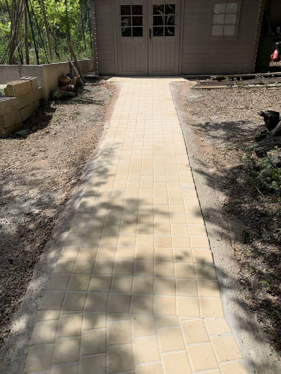 Allée en pavé carré couleur sable à St Maximin