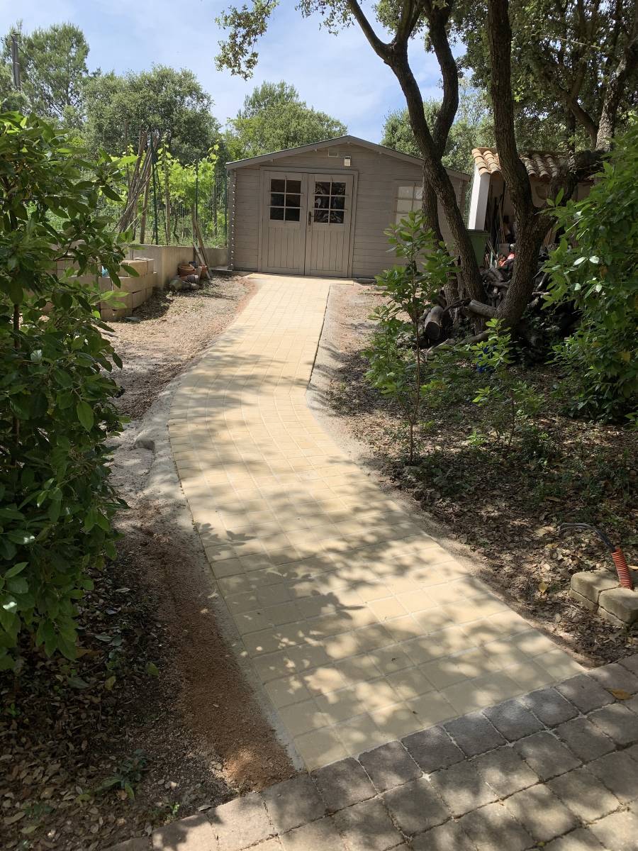 Une allée pavé pour accéder à son abri de jardin à St Maximin