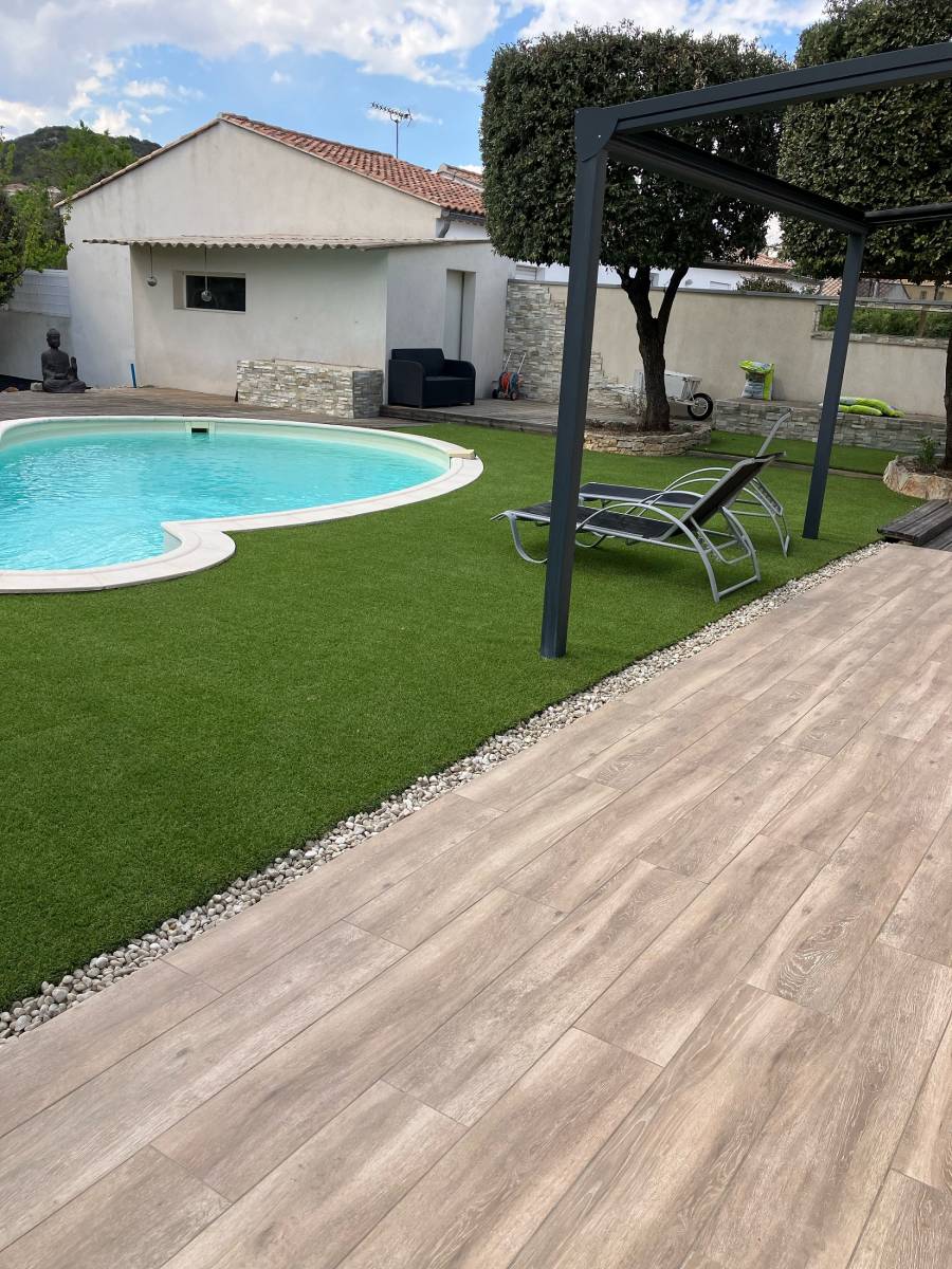 Plage de piscine avec gazon synthétique à St Maximin dans le Var