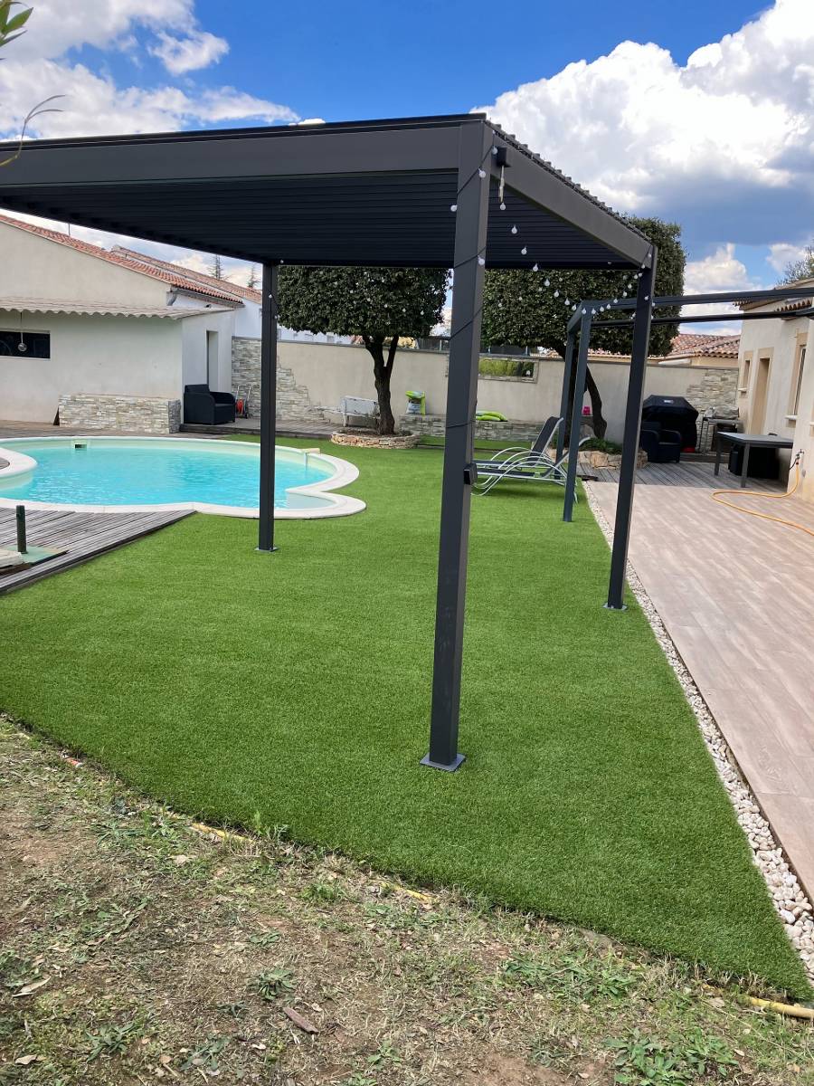 Gazon synthétique Royal Grass installé sur plage de piscine dans le Var