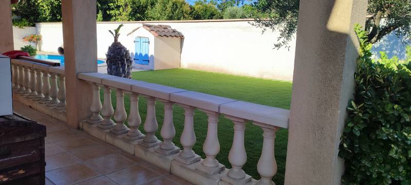 Joli jardin avec un beau gazon