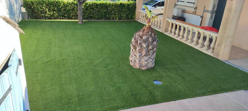 Gazon synthétique posé par JADE Espaces Verts à Brignoles