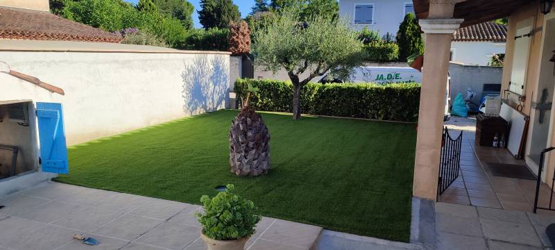 Gazon synthètique installè à l'ombre