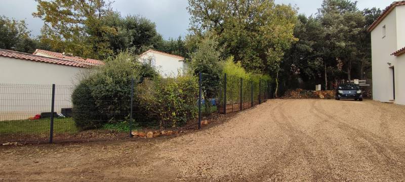 Clôture grille rigide anthracyte installée à Saint Maximin La Sainte Baume
