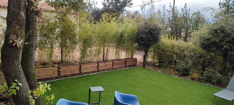 Cloture et occultant en latte de bois avec des bambous dans le Var