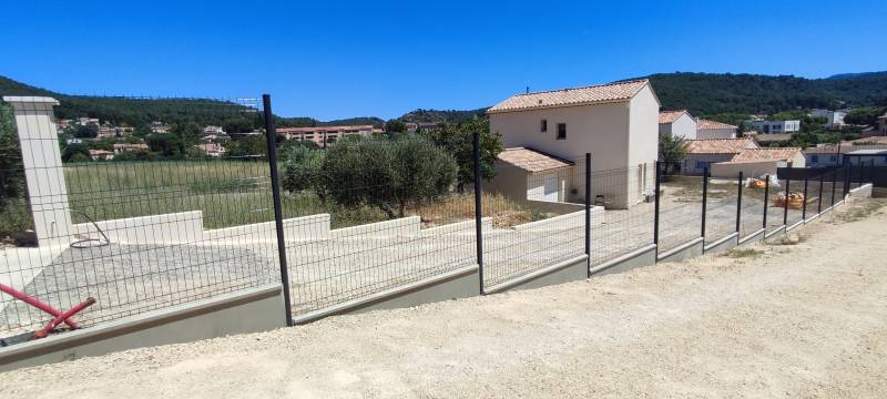Pose d'une cloture en grille rigide sur un accés en pente dans les bouches du Rhones