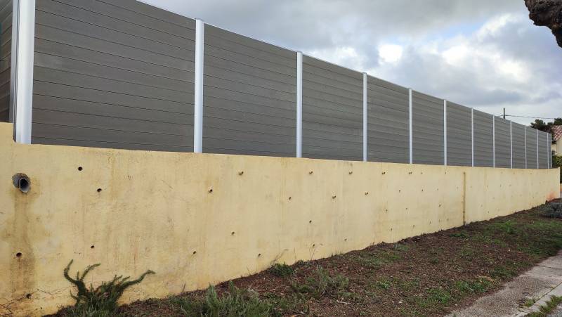 Clôture type palissade en plastique recyclé à Cuers dans le Var