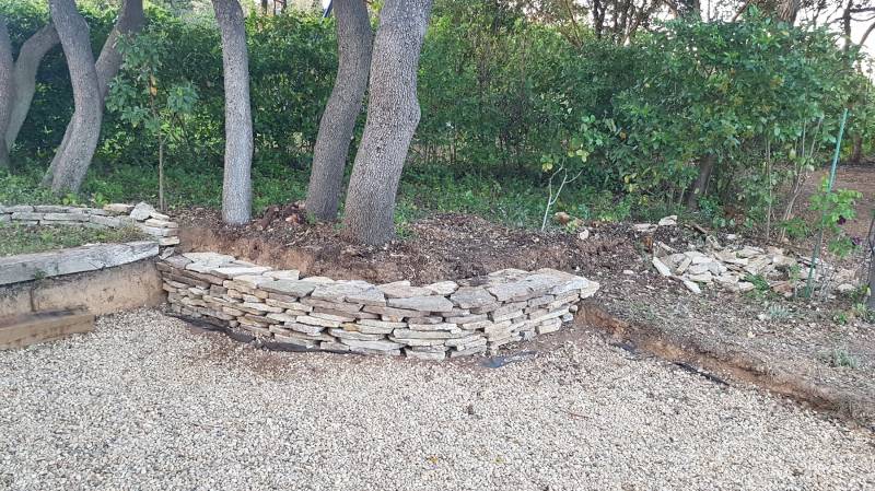 Muret arrondi en pierres du lot