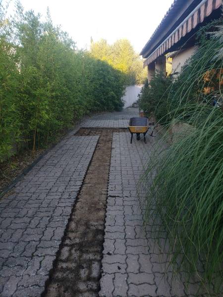 Démontage manuel des pavés à St Maximin dans le Var