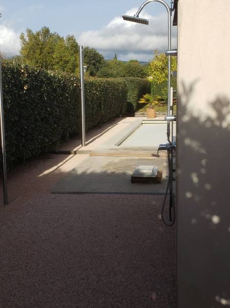 Stabilisation dalle gravel Grid remplies avec du gravier rose