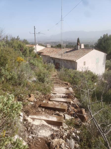 Casser du cailloux pour créer un escalier à flanc de colline dans le Var