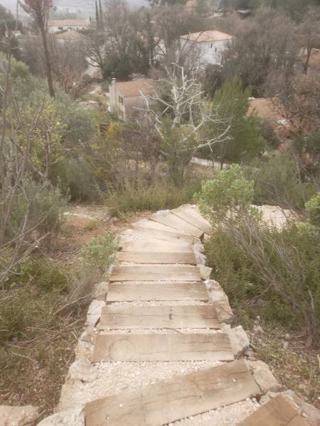 Bel descente en escalier sur le flanc de cette colline à Puyloubier